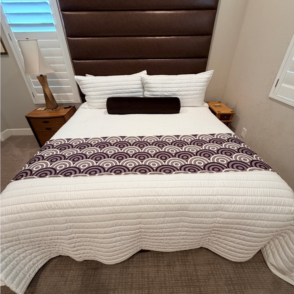 Elegant Bed Runner - EUC